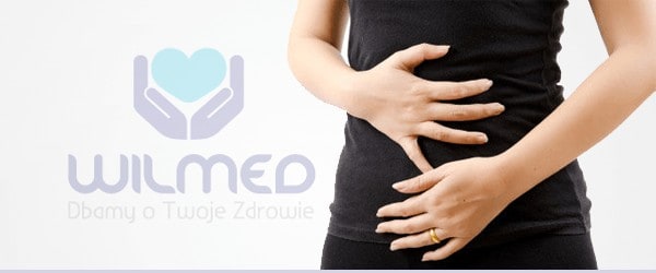 Kobieta trzyma sie za brzuch